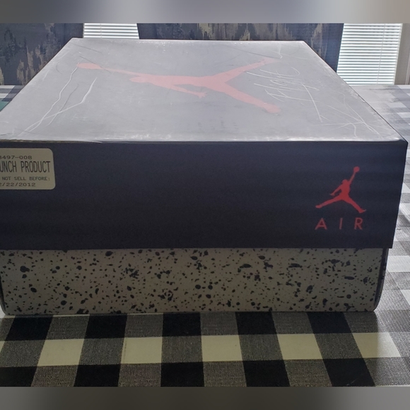 Air Jordan 4 Retro - Picture 2 of 5